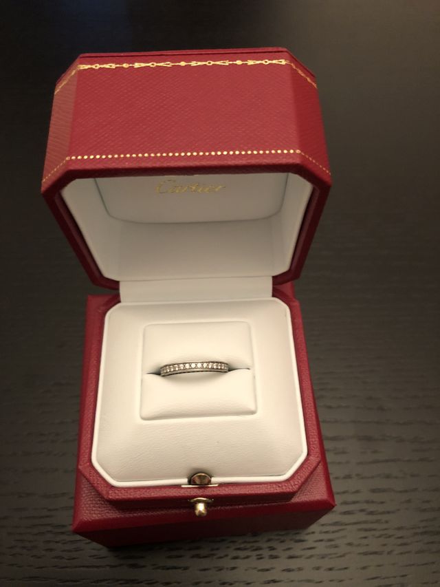 リング一周にダイヤが付いておりキラキラとした輝きがあります