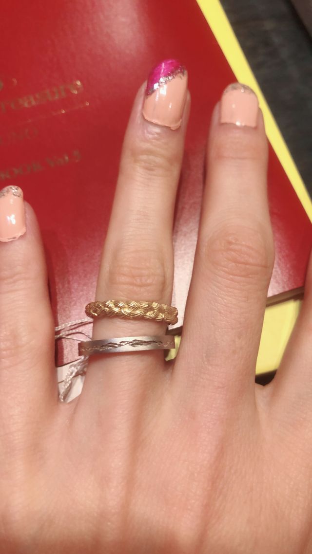 上のがラプンツェルの三つ編みをイメージした指輪です。