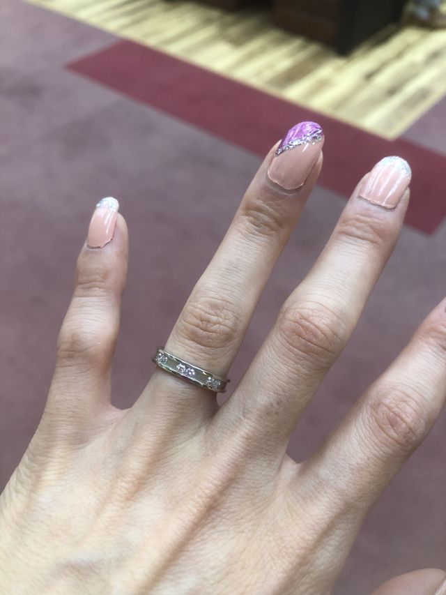 2個ずつのダイヤがぐるっとついています。