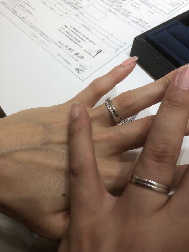 女性の方は下の段にダイヤモンドが入っています。