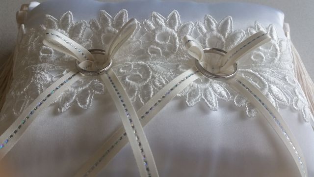 女性リングと男性リングとプレゼントのリングピロー