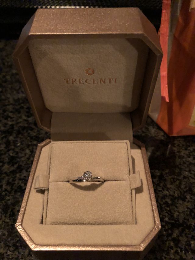  花の横にダイヤが2つ付いていて朝露感が出て可愛い