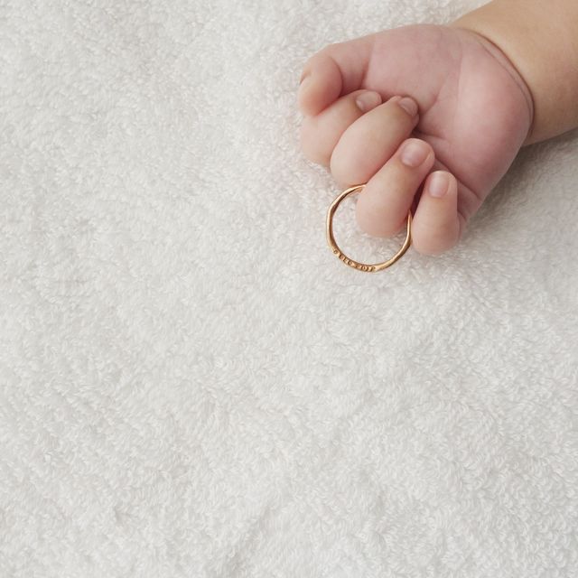 ピンクゴールド。付き合った記念日を刻印しました。