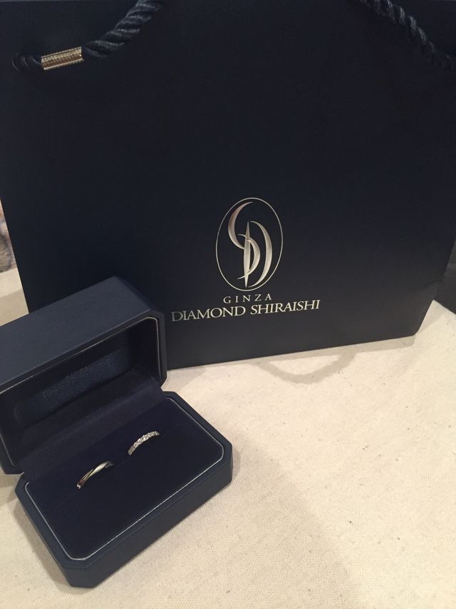ダイヤモンドシライシ、右側がハーフエタニティーリング。