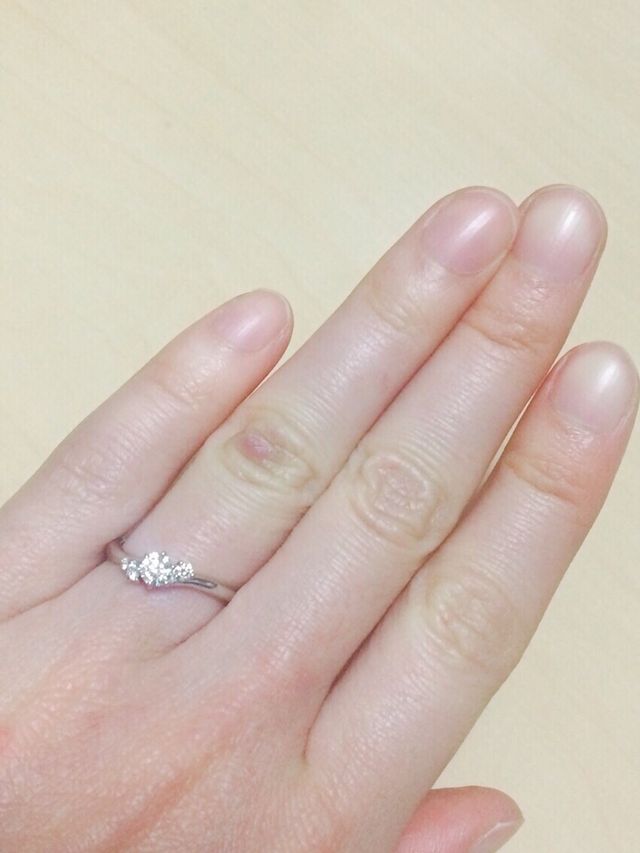指輪をつけているところ