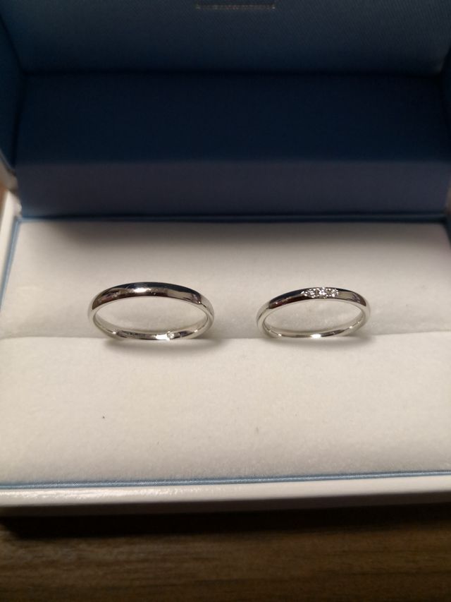 左新郎、右新婦ダイヤ3つのデザイン