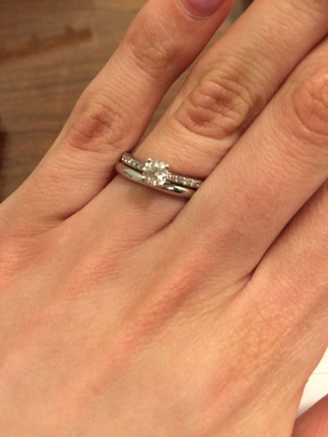 シンプルなので婚約指輪や他の指輪と重ね付けしやすいです。