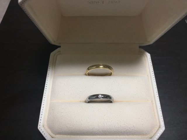 お揃いのデザインですが、私がプラチナ、主人はゴールド。