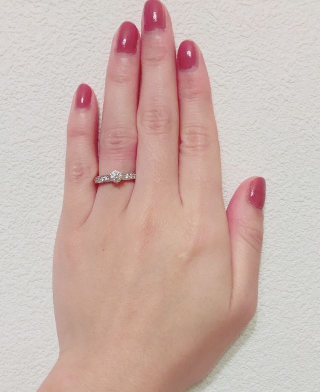 サイドのメレダイヤと、しっかりしたリング幅がお気に入りです。