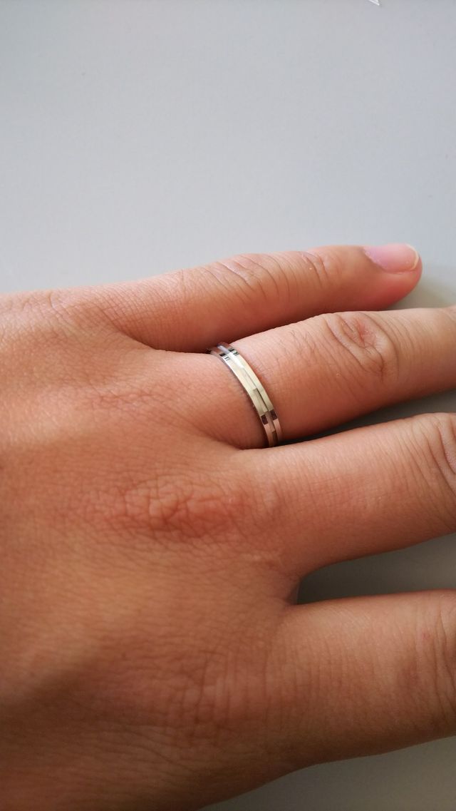 中央のカッティングが珍しくお洒落でカッコいいデザイン