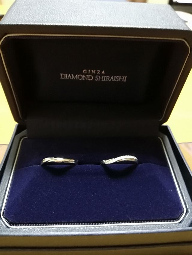 細身でダイヤがキラキラしていてとても可愛らしく、キレイです。