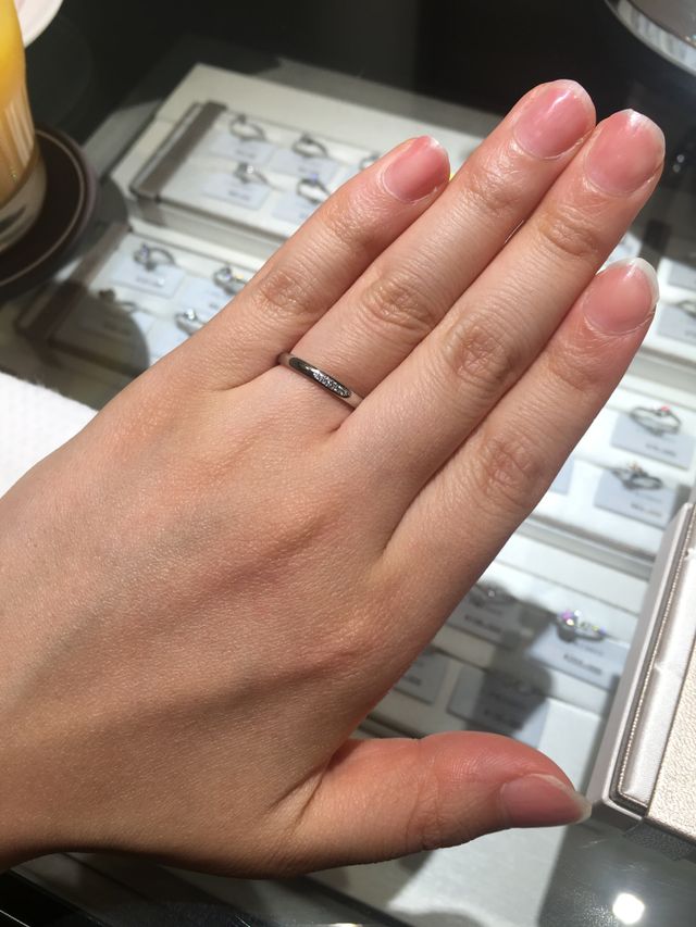 少しダイヤが付いた華奢な指輪