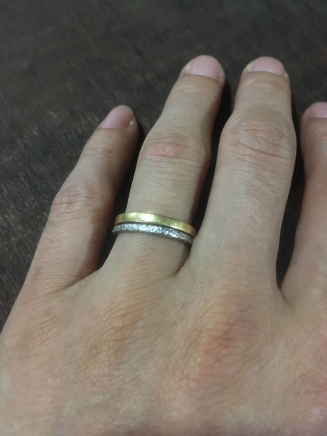 イエローゴールドとプラチナを重ねづけています。お気に入りです