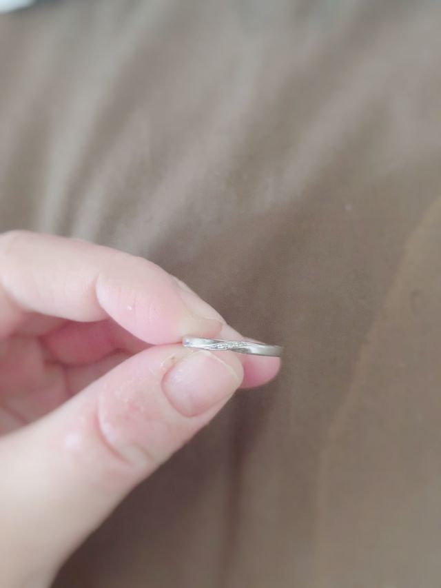 ダイヤが入ってるラインが下から上へ斜めに入っている指輪です