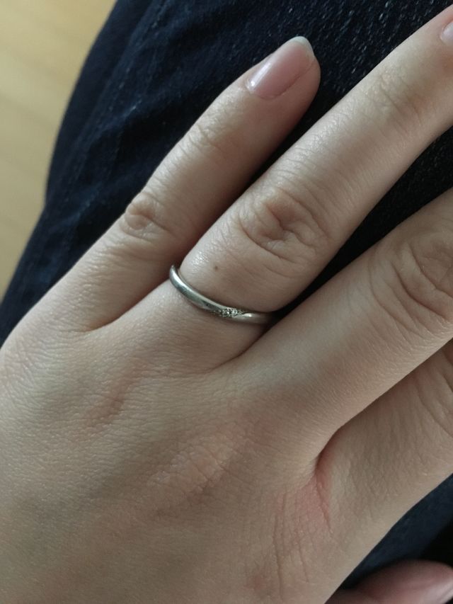 小さいダイヤが何個か付いている結婚指輪です。