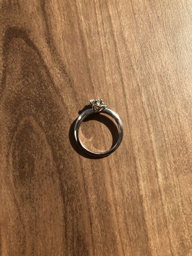 横からの図です。小さい石は自分の誕生石です。