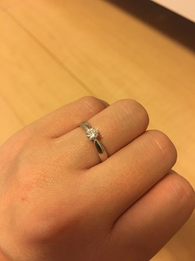 つけた感じです。指に合っていて、つけ心地が良いリングです。