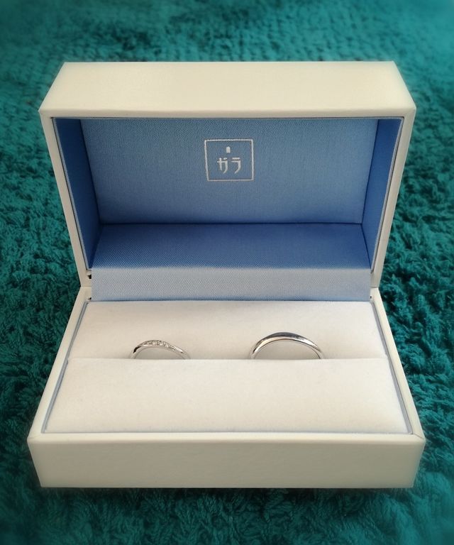 少しウェーブがかった形です。Pt950です。