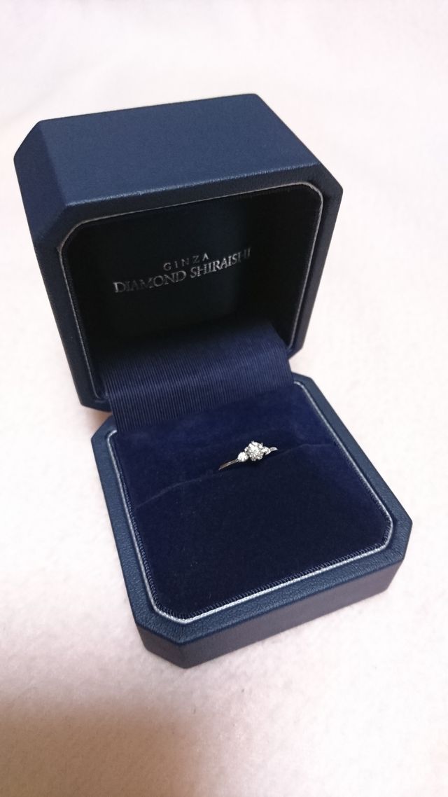 メインダイヤのサイドにひとつずつダイヤがあるデザインです。