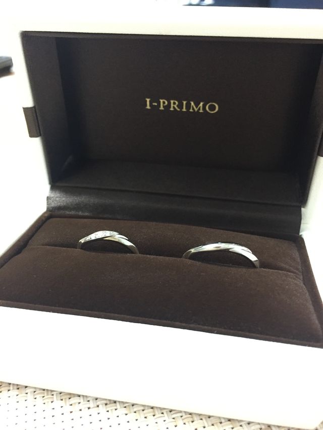 指にフィットするウェーブデザインです。