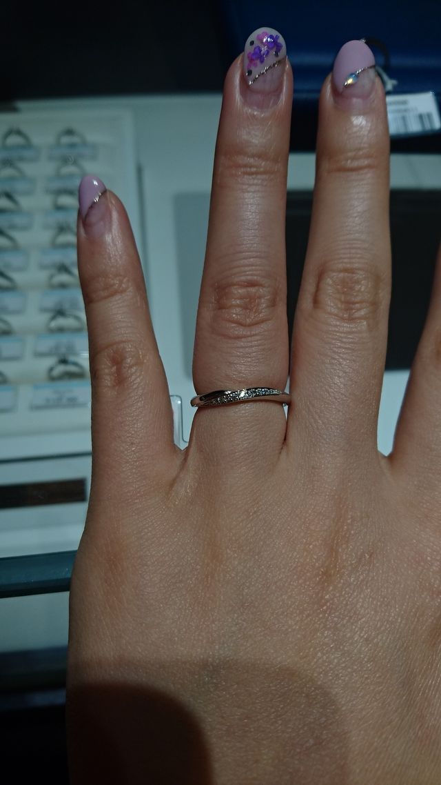 ダイヤモンドが流れるように着いていてとてもキレイです。