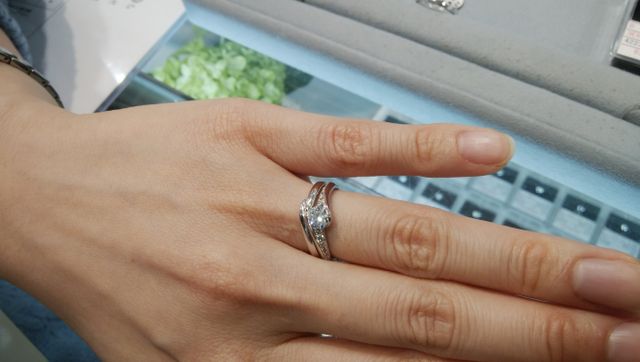 上のほうの指輪です