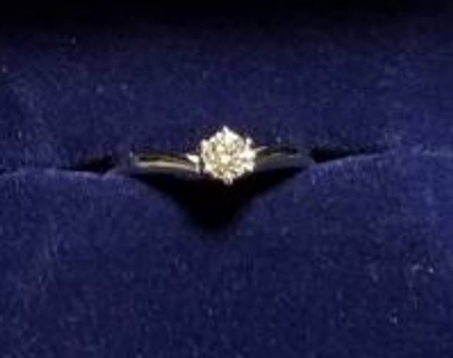 プロポーズリングとダイヤ