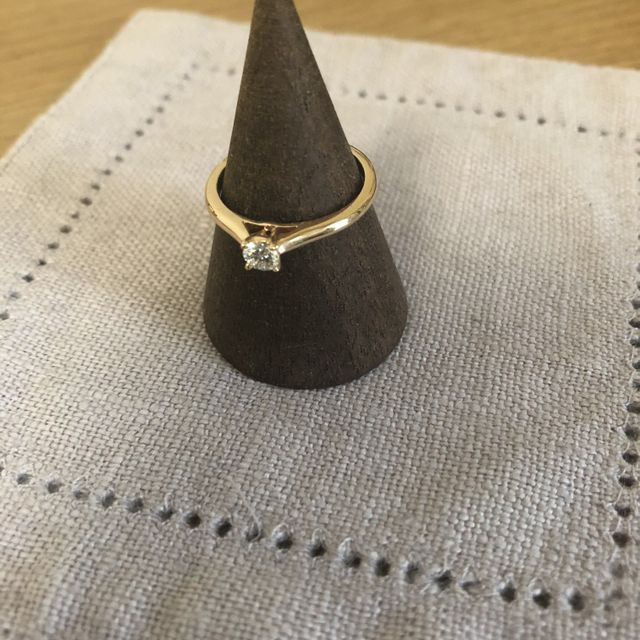 ピンクゴールドのリングです。派手すぎず気に入っています。