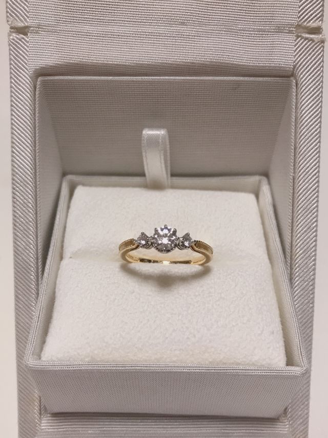 中央のダイヤの大きさは0.32カラットです。