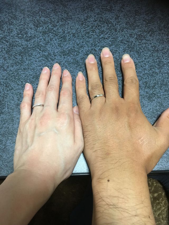 やっと結婚指輪届きました。2人共お気に入りのデザインです。