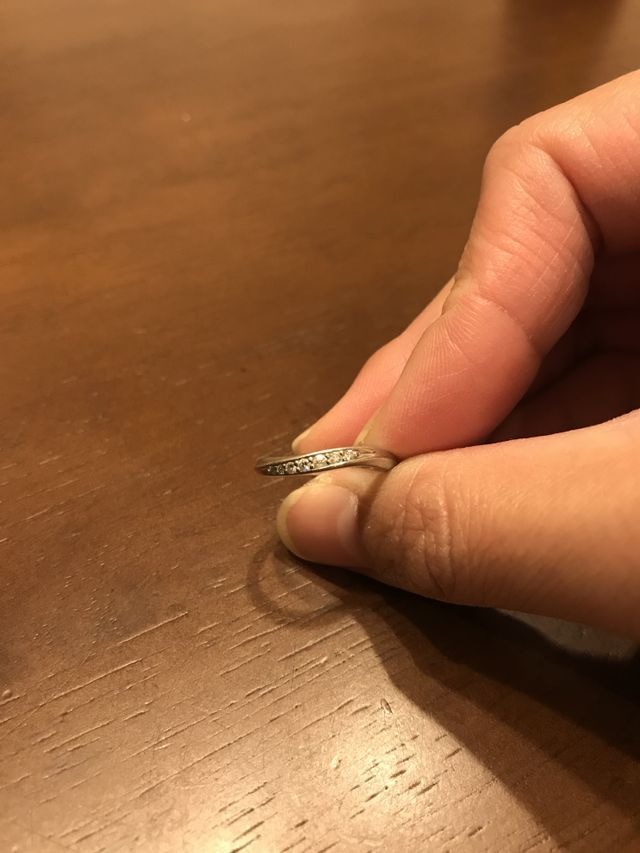 波を打っているような形で、前だけダイヤがあしらわれています。