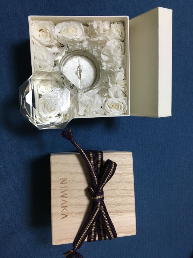 薔薇に埋め尽くされたガラス製のダイアモンドモチーフのケース