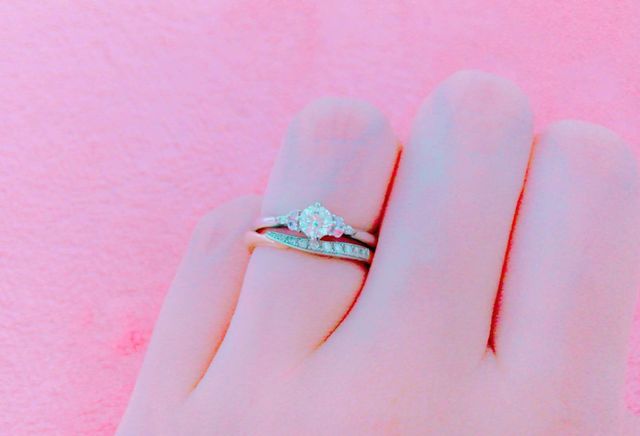 婚約指輪はサイドにピンクのダイヤをいれました