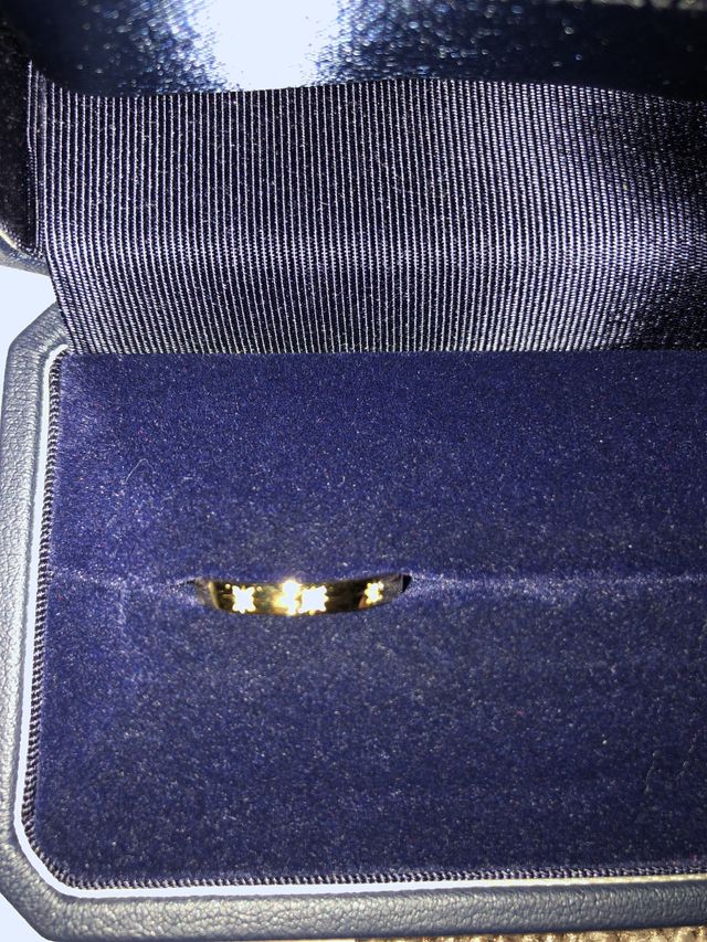 ダイヤが3個ついていて可愛いです。