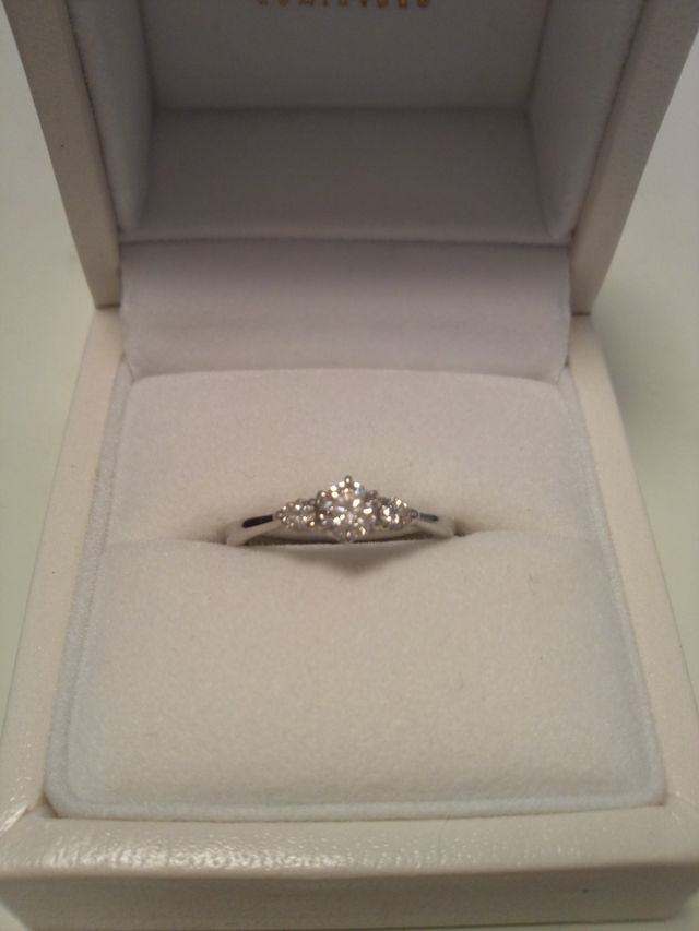 ダイヤ3粒のシンプルデザイン