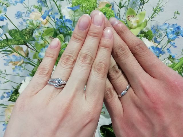 左側の手の薬指にある2つの指輪のうちの上側の婚約指輪です。