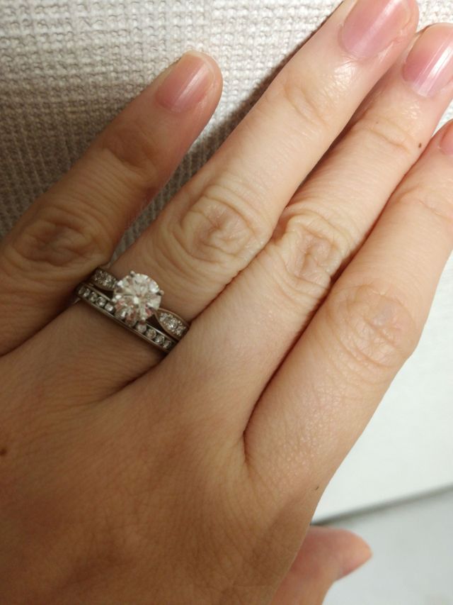 結婚指輪と重ねてみました。