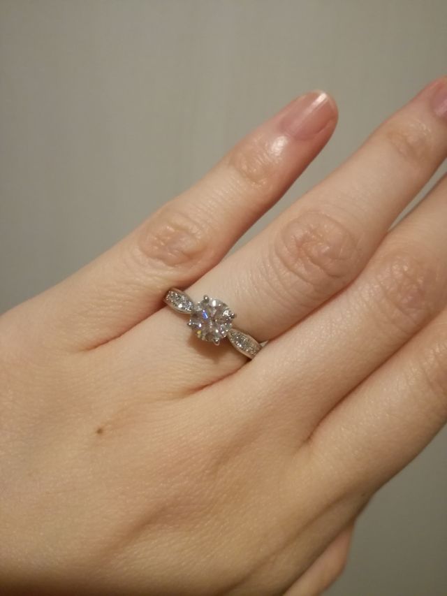 1ctのダイヤモンドなので存在感があります。