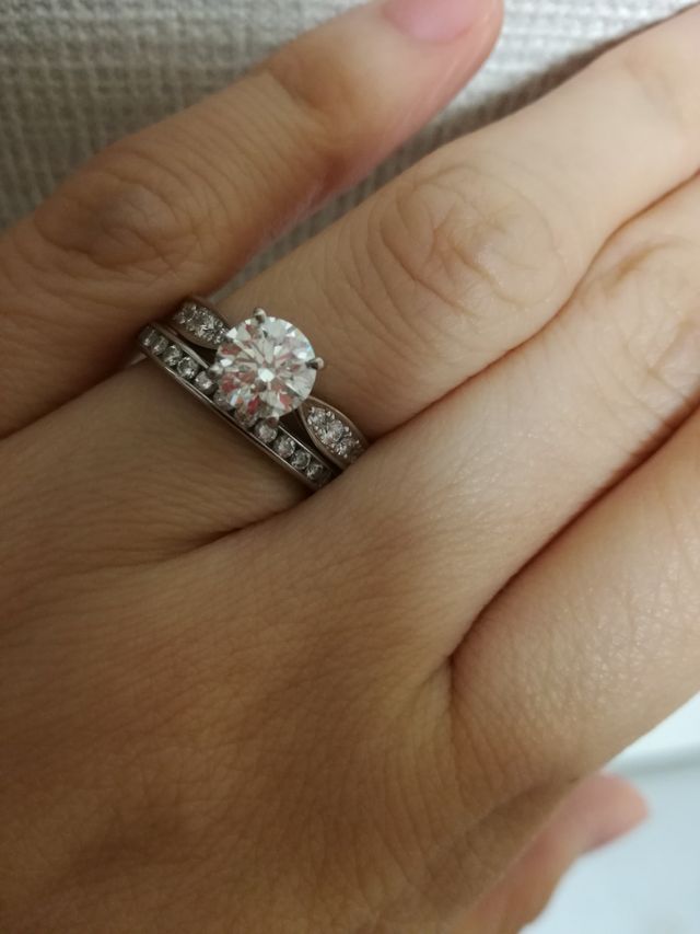 婚約指輪と重ねてみました。