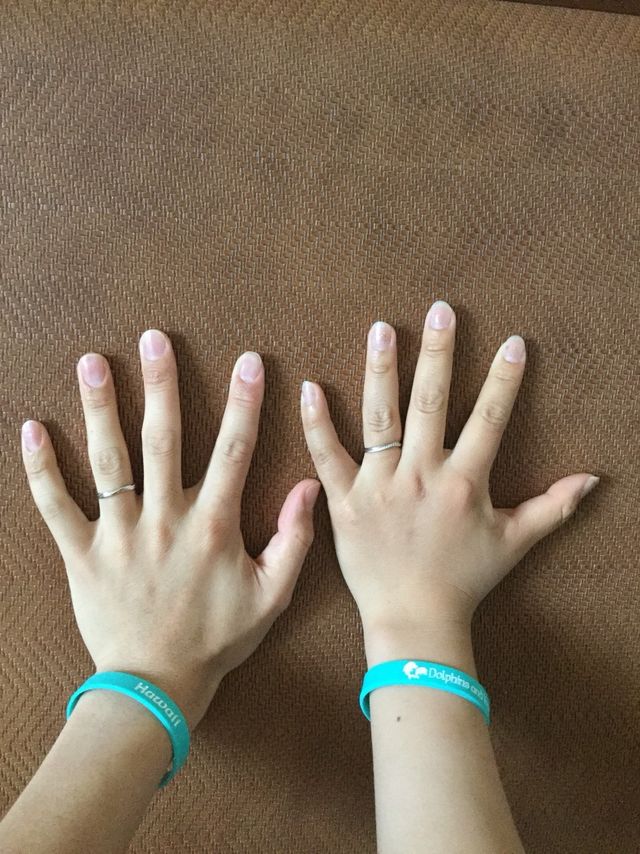 ハネムーンで、二人の指輪を並べて撮りました