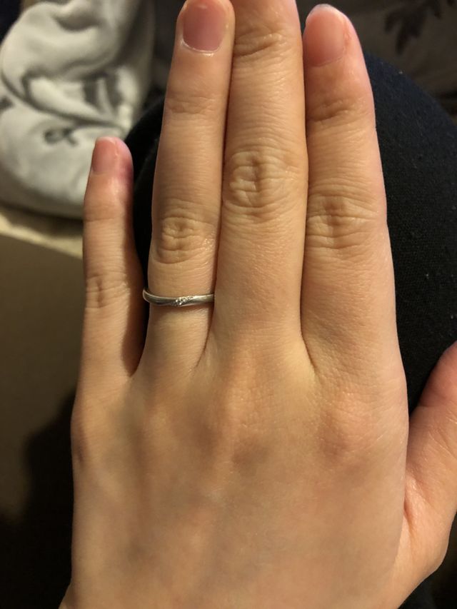 流れるメレダイヤがとても綺麗です。