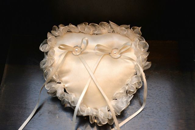 9月の誕生月の石サファイヤが内側に埋め込まれている指輪です。