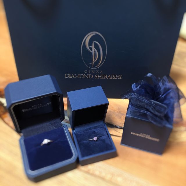 正規のリングに石を付けたものと、仮リングに石を付けたもの