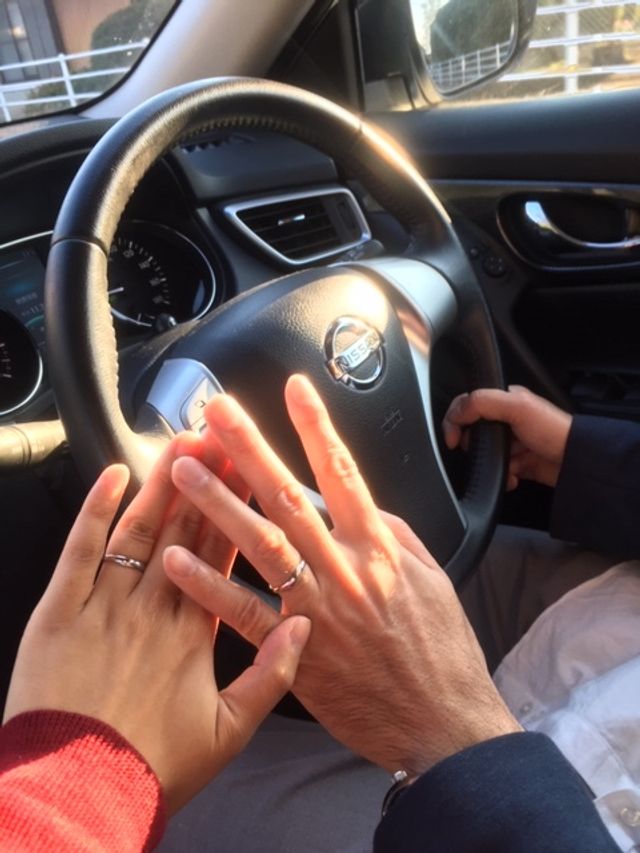 運転している主人と、初めて指輪をつけてみた記念に撮りました。