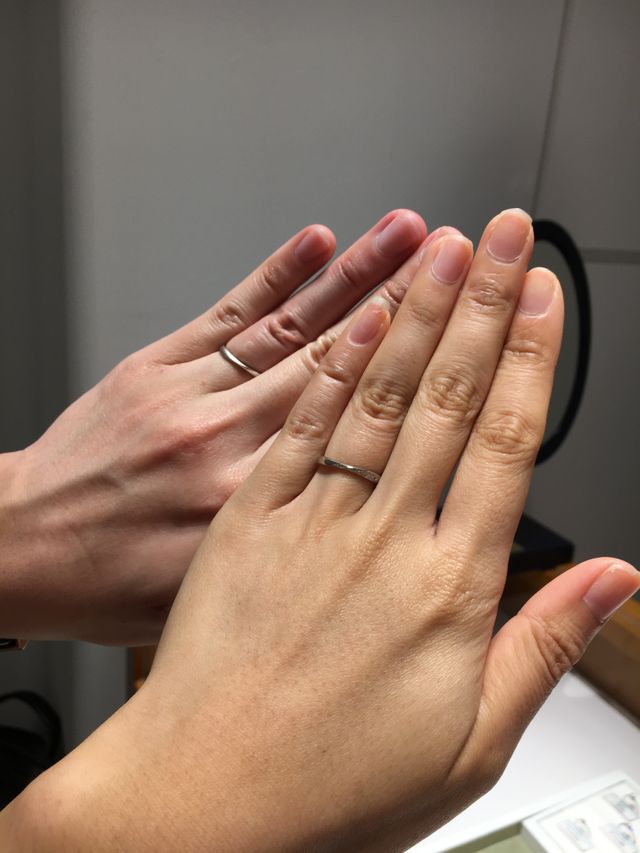 2人で着用した画像です。どんな指にもぴったりでした。