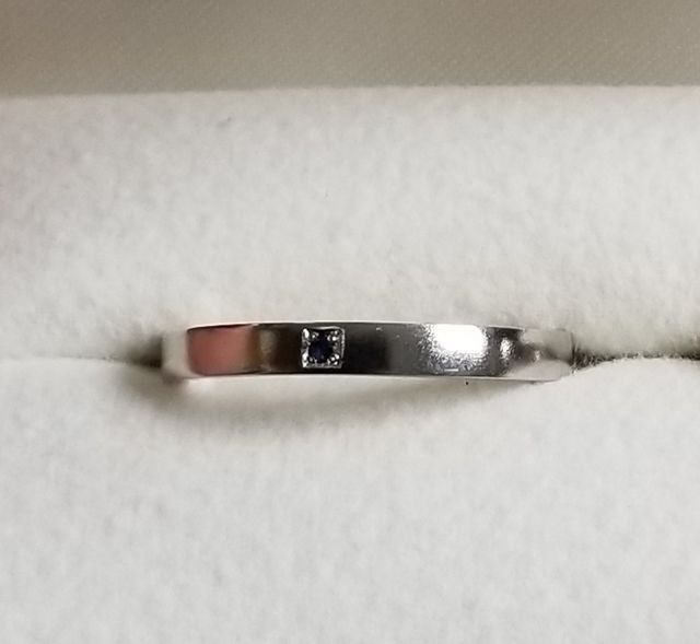 男性用。シンプルなデザインにし、サファイアをマス留めで。