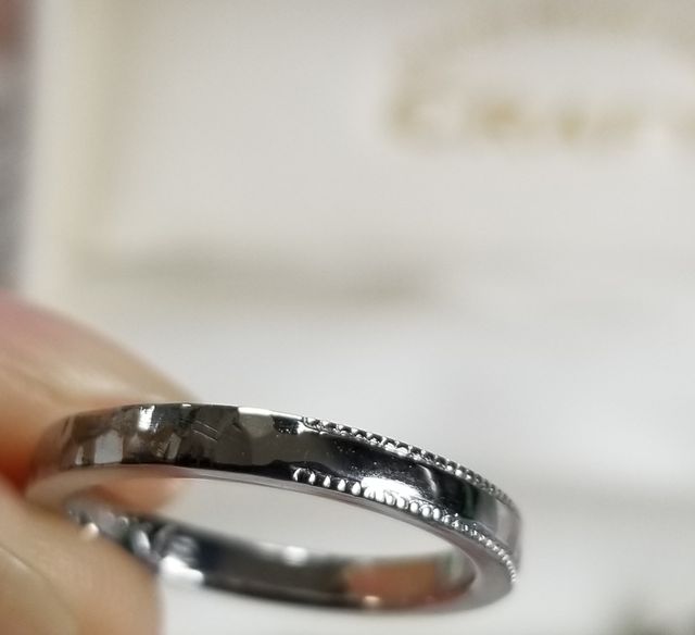 女性用。片面ずつデザインを変えと鎚目とミル打ちを。