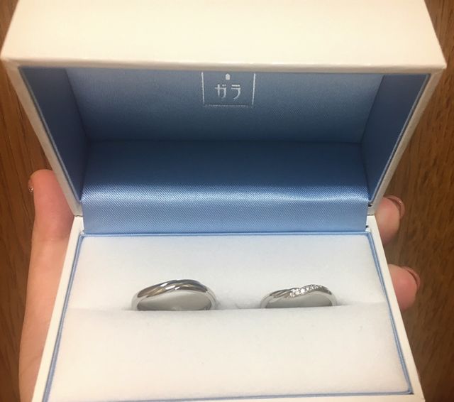 婚約指輪と合わせて付けてもかわいい結婚指輪を購入しました。