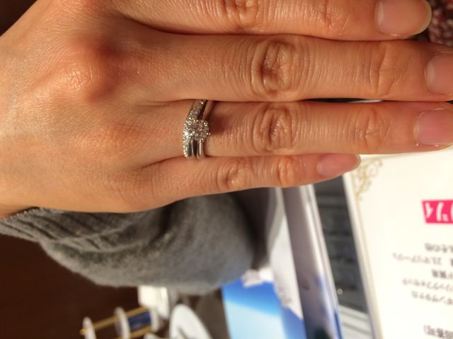 重ね付けをして指輪間のクリアランスを細かくチェックする妻