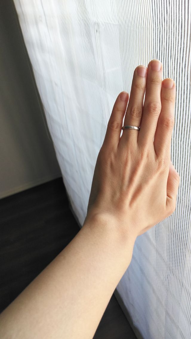 指につけたところです。シンプルで飽きがこないです。